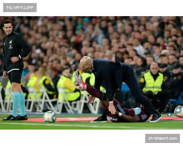 场边趣闻：对方教练踢飞的皮球意外击中本方替补球员。