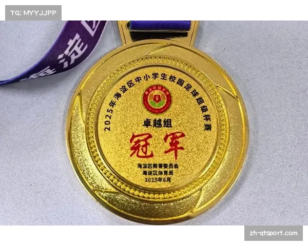 选手赛后交换徽章，成为赛场独特的文化交流方式